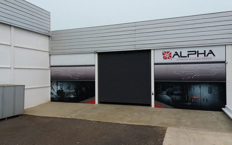 Fachada da fábrica de painéis da Alpha