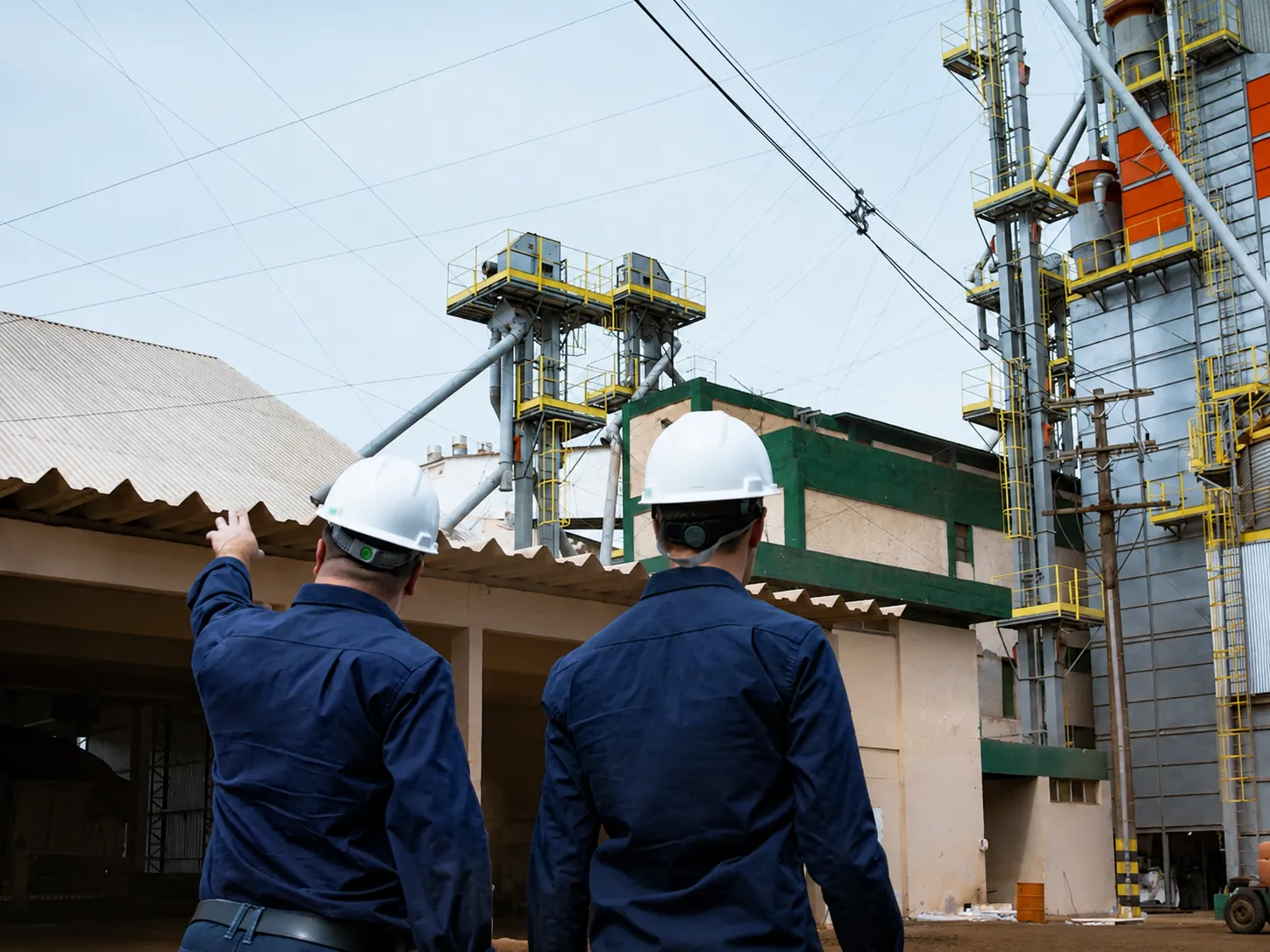 Engenheiros da Alpha avaliando uma unidade de armazenagem em campo